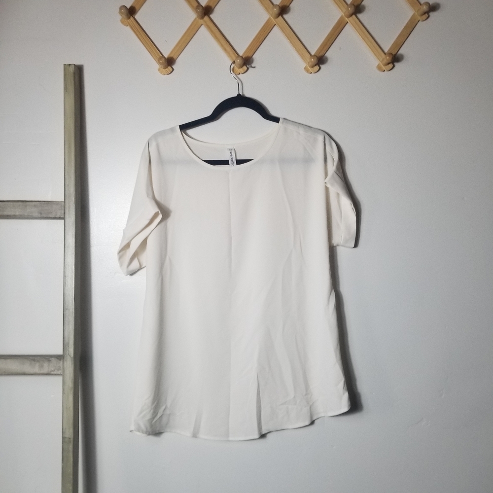ZENANA OUTFITTERS WOMEN'S CREAMY WHITE BLOUSE SIZE MEDIUM (SEE ALL PHOTOS)